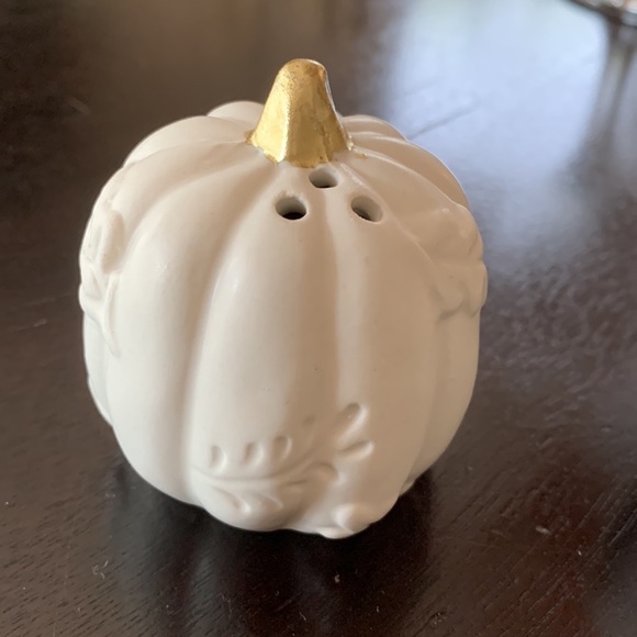 Adorable ceramic pumpkin salt and pepper shakers - Picture 2 of 4